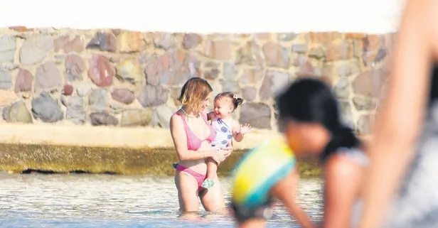 Hazal Kaya çocuklarıyla birlikte denizde keyif yaptı!