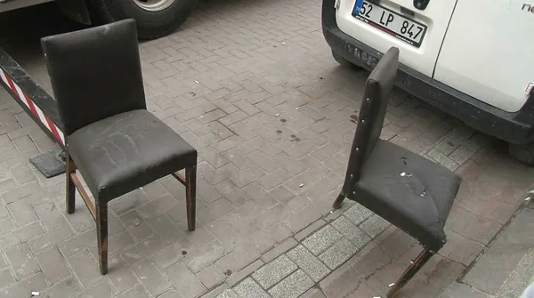 zeytinburnunda-bir-kadin-cati-katindan-esyalari-firlatip-evi-atese-verdi-bu-kadina-hicbir-sey-yapilamadi-1617292704060.jpg Zeytinburnu'nda bir kadın çatı katından eşyaları fırlatıp evi ateşe verdi: Bu kadına hiçbir şey yapılamadı-2