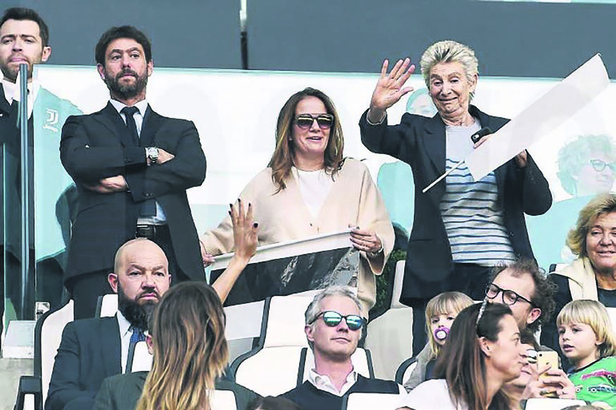 Juventus Başkanı Agnelli’nin Türk sevgilisi Deniz Akalın sonunda kayınvalidesinin gönlünü çaldı