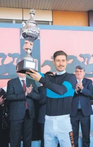 Cumhuriyet Koşusu’nu jokeyliğini Mustafa Çiçek’in yaptığı “Kıyıcı” isimli safkan kazandı