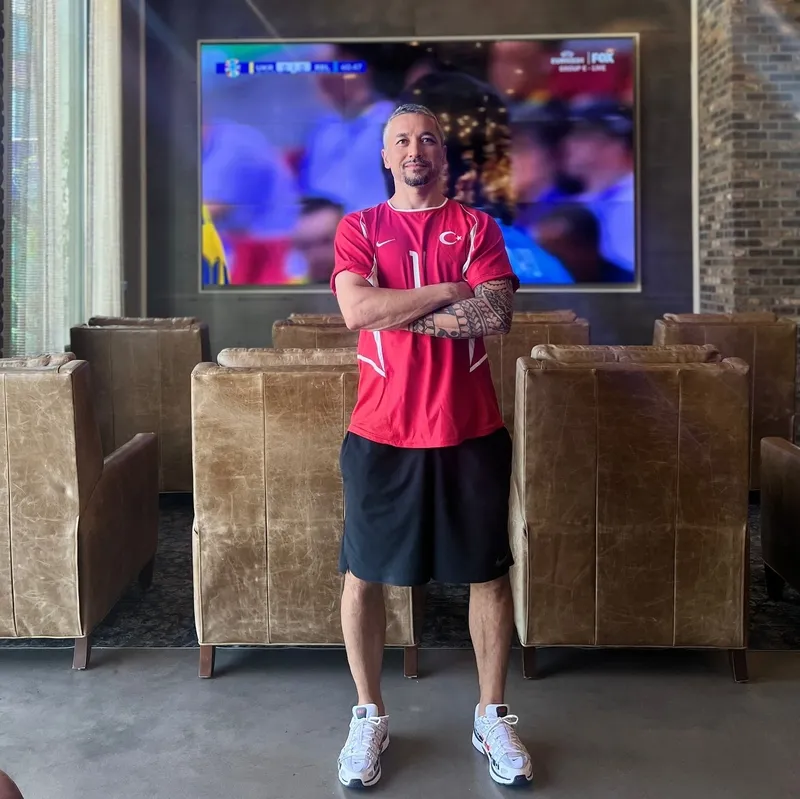 1774965104677.jpg Efsane futbolcu İlhan Mansız oğluyla geçmişe döndü: Nostaljik paylaşım sevenlerini duygulandırdı-4