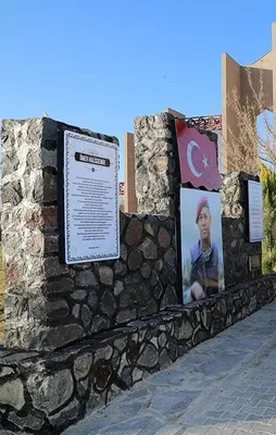 Üniversitede Ömer Halisdemir anıtı
