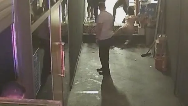 Beyoğlu'ndan akılalmaz olay! Dehşet anları kamerada: Güvenliğin parmağını koparan kadına feci dayak-5