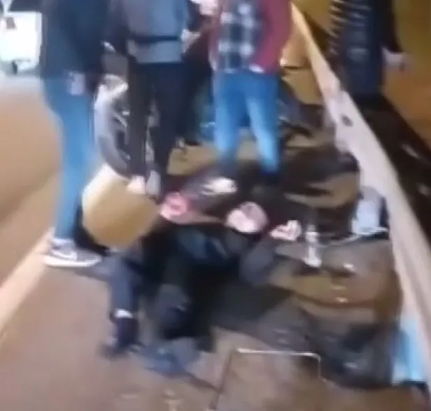 kaza-sonrasi-hayrete-dusuren-anlar-yerde-aci-icinde-kivranan-surucu-sigara-yakti-1699868273423.jpg Kaza sonrası hayrete düşüren anlar: Yerde acı içinde kıvranan sürücü sigara yaktı-2