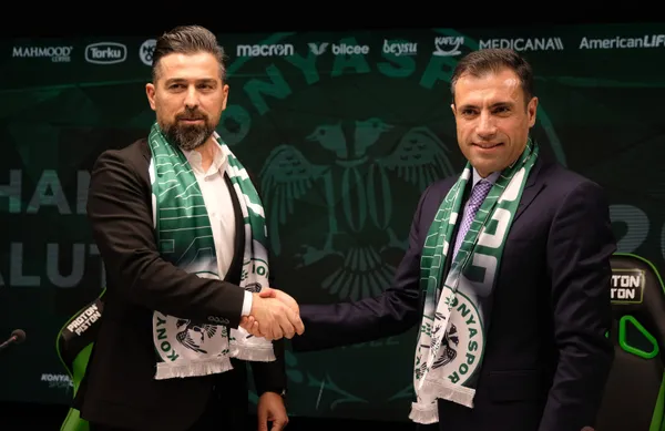 super-ligde-ilk-yariyi-ikinci-bitiren-konyasporda-ilhan-palutun-sozlesmesi-2-yil-uzatildi-1641564977826.jpg Süper Lig'de ilk yarıyı ikinci bitiren Konyaspor'da İlhan Palut'un sözleşmesi 2 yıl uzatıldı-3