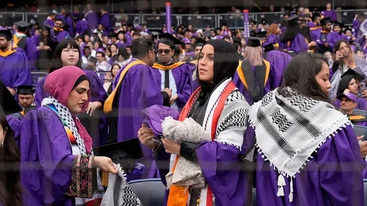 abdde-new-york-universitesi-mezuniyetine-filistin-damga-vurdu-ogrenciler-diplomalarini-yirtti-1715805033024.jpeg ABD üniversitelerinde devrim gibi gösteriler! New York Üniversitesi mezuniyetine Filistin damga vurdu! Öğrenciler diplomalarını yırttı!-3