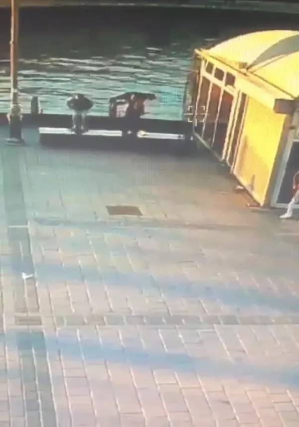 eminonunde-agizlari-acik-birakan-cinayet-once-kiz-cocugunu-denize-atmak-istedi-daha-sonra-kiyida-oturan-adama-attigi-yumrukla-olumune-neden-oldu-1621952162553.jpg Eminönü'nde ağızları açık bırakan cinayet! Önce kız çocuğunu denize atmak istedi daha sonra kıyıda oturan adama attığı yumrukla ölümüne neden oldu-2