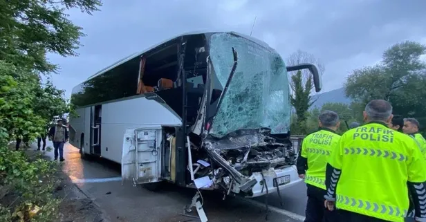 AK Parti seçmenlerini taşıyan otobüs dönüş yolunda TIR'a çarptı: 28 Yaralı