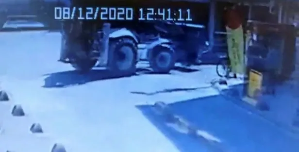 korku-dolu-anlar-istanbulun-gobeginde-kepce-dehseti-kamerada-1597306585717.jpg İstanbul'un göbeğinde kepçe dehşeti! 57 yaşındaki kadına çarparak yere savurdu...-3