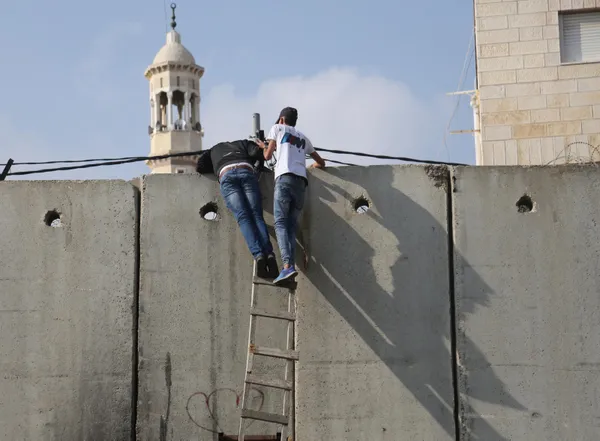 Filistinliler cuma namazı için İsrail'in engellerini böyle aşıyor-4