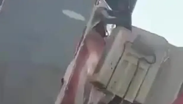 AK Parti'den CHP'ye geçen İzmir Torbalı'da Belediye Başkanı, Ömer Halisdemir'in resmini söktü