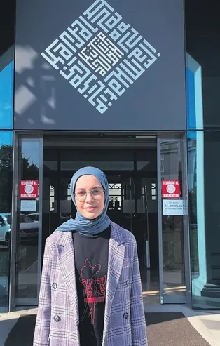 Kartal Anadolu İmam Hatip Lisesi 11. sınıf öğrencisi olan İclal Dağcı 17 yaşında 8 dil biliyor