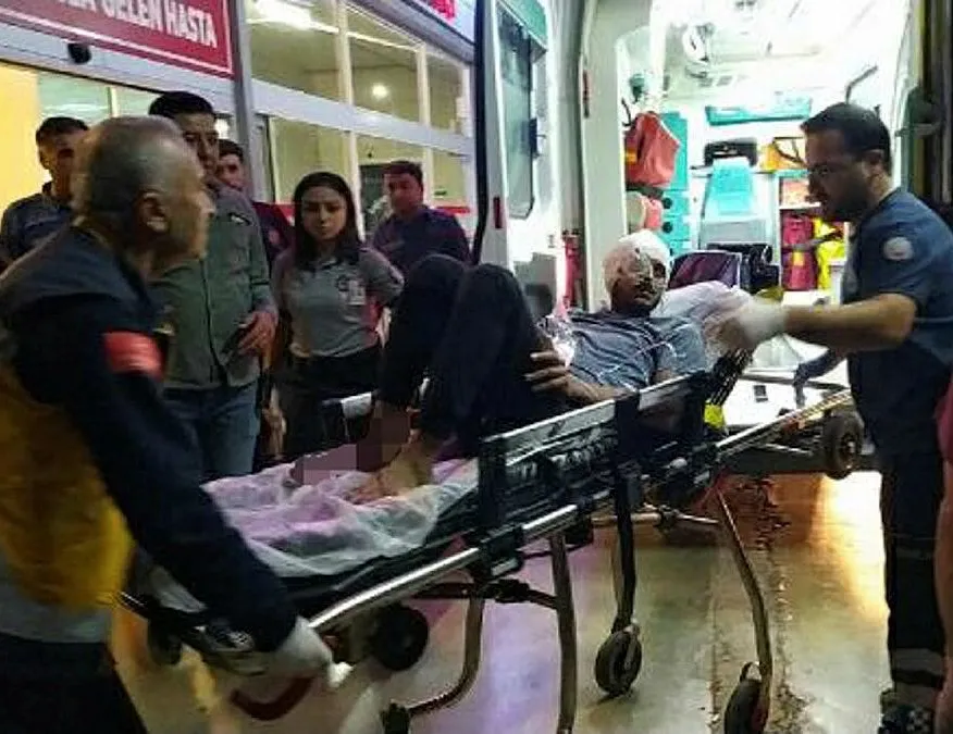 Başında vuruldu el sallayarak ambulansa bindi