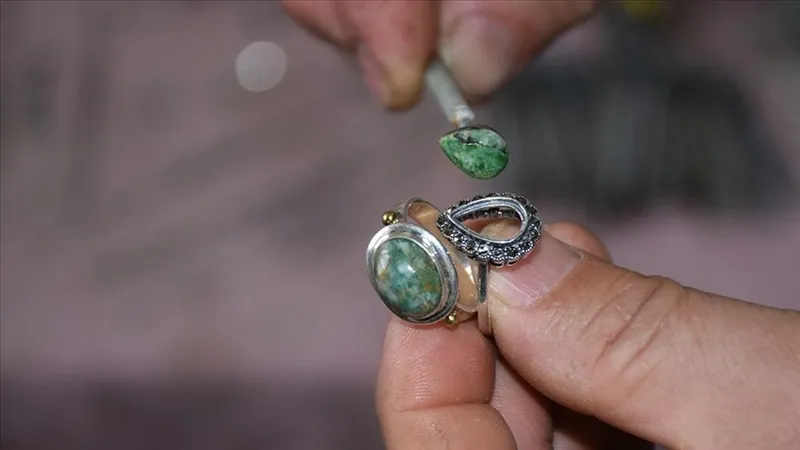 kararan-takilari-paril-paril-yapacak-yontem-altin-gumus-celik-bakir-ne-takiyorsaniz-ilk-gunku-gibi-olacak-1721242673201.jpg Altın, gümüş, çelik, bakır ne takıyorsanız ilk günkü gibi olacak! Kararan takıları parıl parıl yapacak yöntem!-4