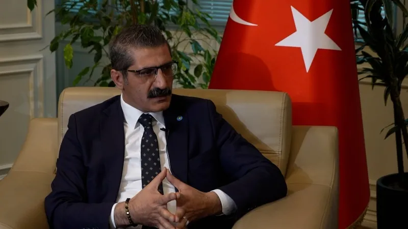 CHP ile İYİ Parti arasında afiş kavgası| İmamoğlu'nun sözleri İYİ Parti'yi çılgına çevirdi | İYİ Parti İl Başkanı Yücel Coşkun takvim.com.tr'den bombaladı!-6