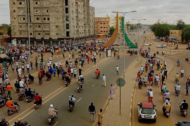 fransa-nijerden-buyukelcisini-ve-askerlerini-cekmeye-karar-verdi-1695583422631.jpeg Fransa, Nijer'den büyükelçisini ve askerlerini çekmeye karar verdi-8