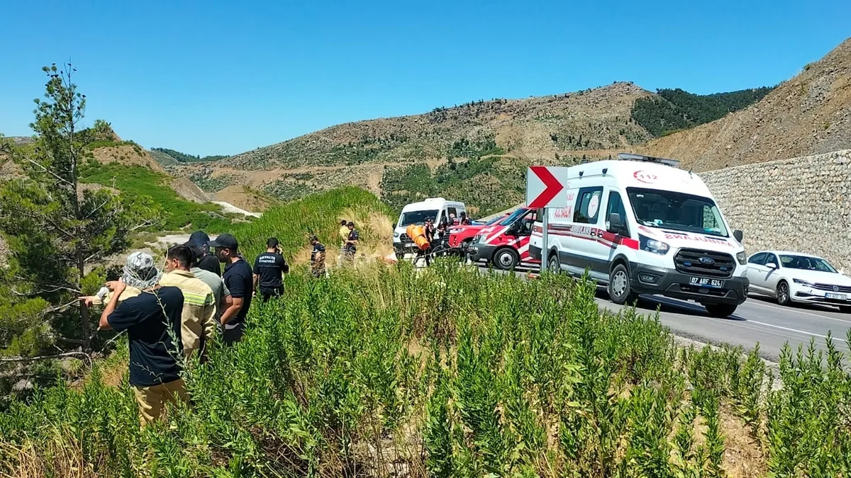 antalyada-otomobil-ucurumdan-yuvarlandi-5-kisi-hayatini-kaybetti-1785057337670.jpeg Antalya-Konya yolunda otomobil uçurumdan yuvarlandı: 5 ölü 2 yaralı... Aynı mevkide defalarca kaza yaşandı-5