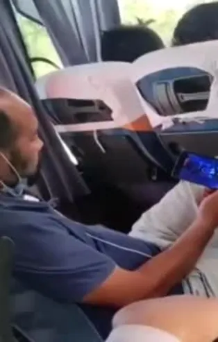 Yolcu minibüsünde çılgına çevirecek görüntüler: Maskesini çıkarıp alkol aldı