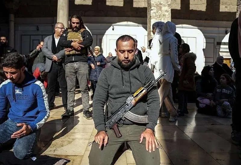 Suriyeliler Esad sonrası ilk cuma namazı için Şam'ın kalbi Emevi Camii'ne akın etti (Takvim.com.tr)