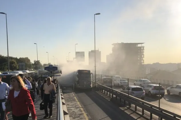 Metrobüste yangın! Seferler normale döndü