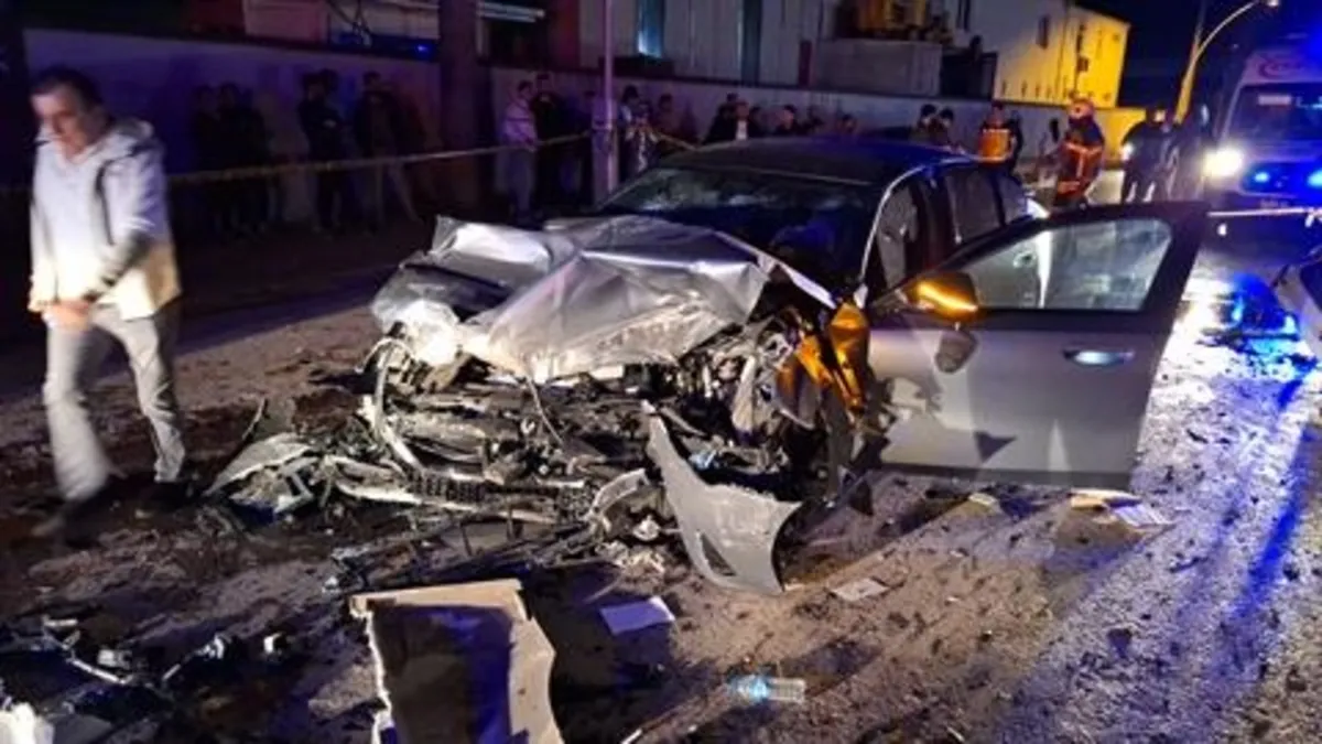 Görüntüler korkunç! Kocaeli'de dehşete düşüren kaza | TIR'la çarpıştı parçalara ayrıldı: 6 yaralı