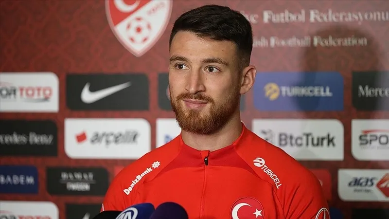 vincenzo-montella-ve-salih-ozcan-basin-toplantisi-canli-1718648188786.jpg Vincenzo Montella'dan Ferdi Kadıoğlu ve Zeki Çelik açıklaması!-3