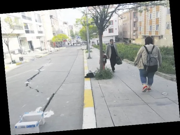 Sancaktepe’de bir ilkokulun yanında bulunan parkta derin çatlaklar oluştu-1