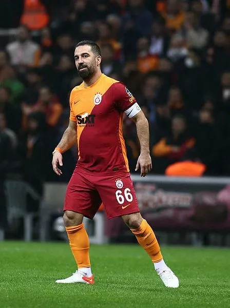 arda-turan-galatasarayda-devam-edecek-mi-terimden-sonra-gozler-ondaydi-1641931754230.jpeg