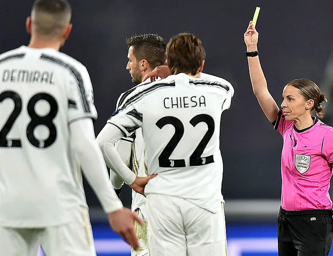 Tarihi gece! Erkeklerin liginde düdük çalan ilk hakem