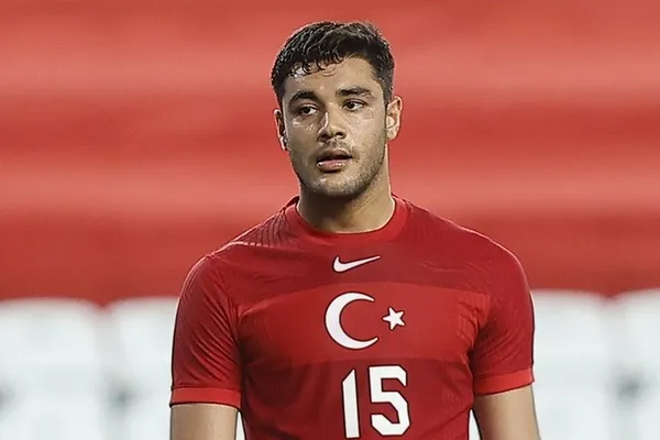 milli-futbolcu-ozan-kabak-ile-oyuncu-selin-turkmen-sosyal-medyada-aska-geldi-1685814142323.jpeg Milli futbolcu Ozan Kabak ile oyuncu Selin Türkmen sosyal medyada aşka geldi!-3