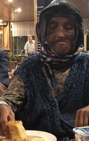 Gelin kaynanasını sokak ortasında dövdü