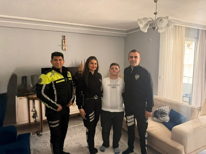 down-sendromlu-melik-gencere-emniyetli-surpriz-baba-cimere-yazdi-ekipler-harekete-gecti-1775382215430.jpeg Down sendromlu Melik Gencer'e "emniyetli" sürpriz! Baba CİMER'e yazdı ekipler harekete geçti-1