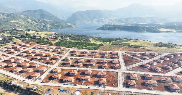 Depremzede vatandaşlara göl manzaralı evleri teslim edildi
