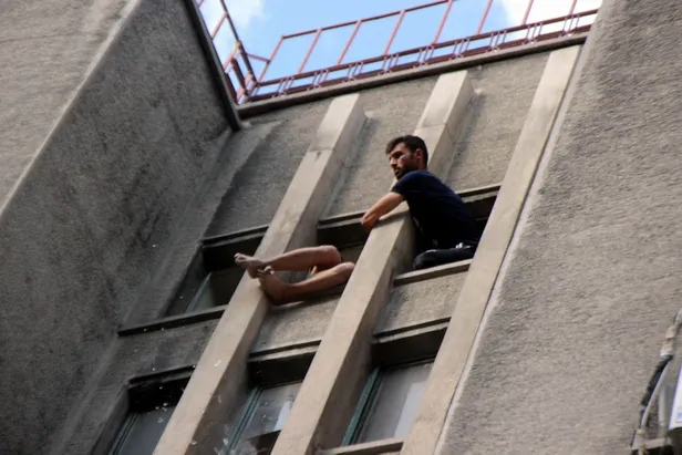 Kayseri'de sevgilisinden ayrılınca bunalıma girerek iÅ hanının 5'inci katında pencereye çıkıp, intihara kalkıÅan Å.D. (28) adlı kadın, 1 saat süren çalıÅma ile ikna edildi. ile ilgili görsel sonucu