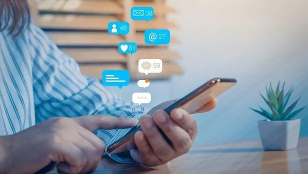 dezenformasyonla-mucadele-tbmmde-yasalasti-yalan-habere-gecit-yok-internet-editorlerine-basin-karti-sosyal-med-1665702918087.jpeg Dezenformasyonla mücadele TBMM'de yasalaştı! Yalan habere geçit yok, internet editörlerine basın kartı, sosyal medya...-16