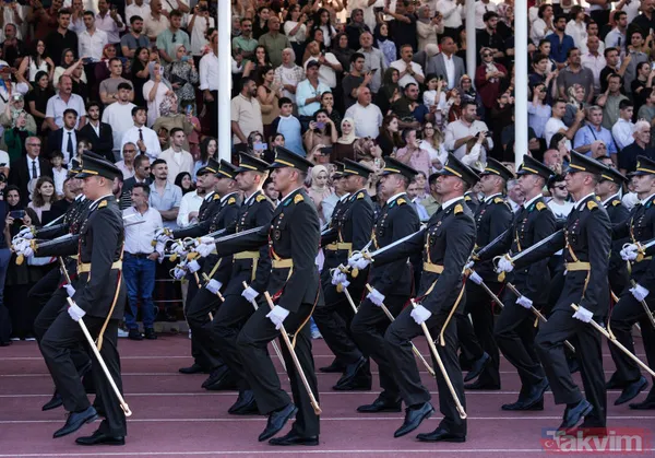 Kılıç kınına girdi! Teğmenlerin 'Atatürk' maskeli korsan yemin merasiminde yanıt bekleyen sorular: Bir disiplinsizlikten daha fazlası... - 7