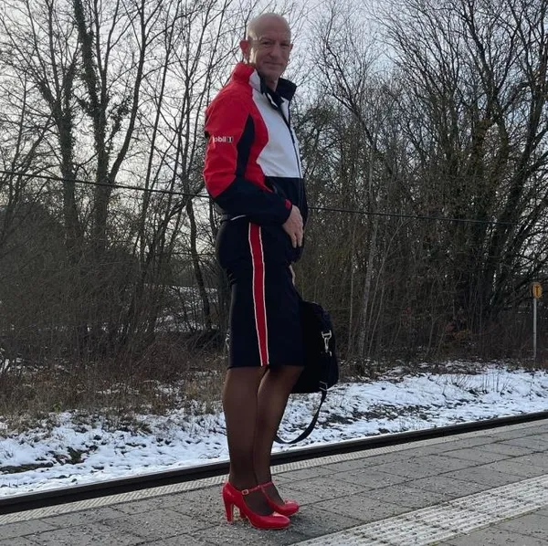 Dünya bu adamı konuşuyor! 3 çocuk babası ama işe topuklu ayakkabı ve etekle gidiyor!-1