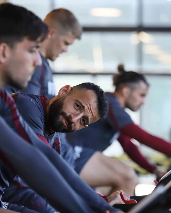 trabzonspor-idmaninda-surpriz-misafir-ugurcan-cakir-15-yasindaki-oglu-kuzeyi-de-getirdi-1649104740302.jpg Trabzonspor idmanında sürpriz misafir! Uğurcan Çakır 1,5 yaşındaki oğlu Kuzey'i de getirdi-8