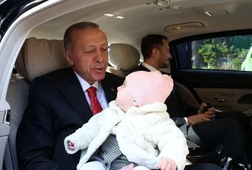 Başkan Erdoğan 8 aylık Lina bebeği sevdi