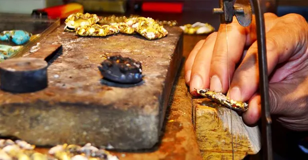 Senelerce çöp diye atıp durduk meğerse içindeki altınmış! Hem de saf altın ayarında gören afallıyor