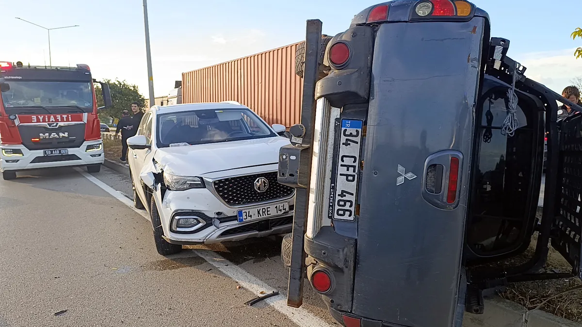 1790798550438.jpg Tekirdağ’da içinde 4 yaşındaki çocuk bulunan otomobili kaçıran şüpheli, yayaya ve iki araca çarpıp yakalandı-3