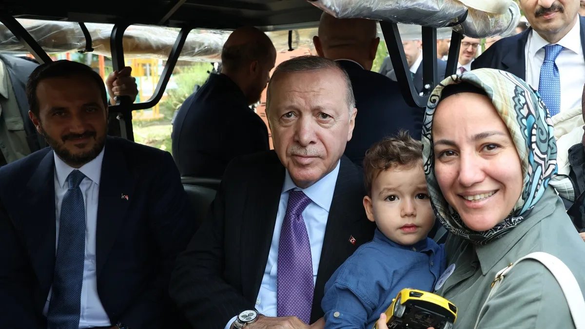 Başkan Erdoğan AileFest'i ziyaret etti! Çocuklarla sohbet edip harçlık verdi