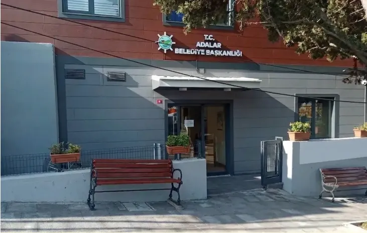 chpli-adalar-belediyesi-operasyonunda-39-kisi-adliyeye-sevk-edildi-1782109043677.png CHP'li Adalar Belediyesi'ne yolsuzluk operasyonunda gelişme: 42 şüpheli adliyeye sevk edildi | Rüşvet pazarlıkları ve ses kaydı açığa çıktı-4
