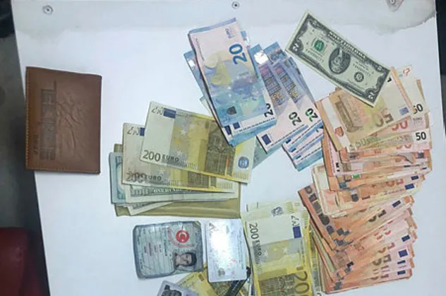 İzmir'de akılalmaz olay! Sahte parayla alışveriş yapmak isterken polise yakalandılar