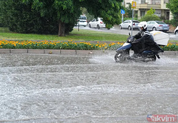 İzmir'de kent merkezi sularla doldu: Ağaçlar devrildi, araçlar gidemedi | Sokakta 2 kişi elektrik akımına kapılarak hayatını kaybetti - 28