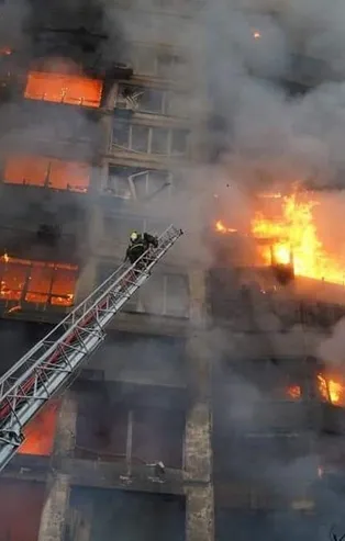 Yüzleri paramparça oldu! Kiev'de apartmandan bombardımanından böyle kurtarıldılar