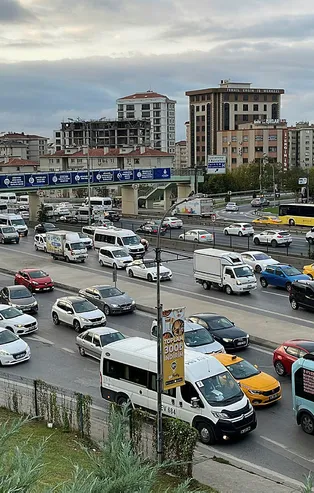 İstanbul'da ilk iş gününde trafik kabusu!
