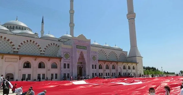 350 öğrenci Çamlıca Camii avlusunda dev Türk bayrağı açtı