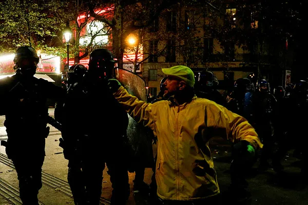 fransanin-baskenti-pariste-protestocular-ile-polis-birbirine-girdi-1606589638684.jpg