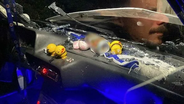 Bursa'da kontrolden çıkan otomobil aydınlatma direğine çarptı: 2 yaralı-2